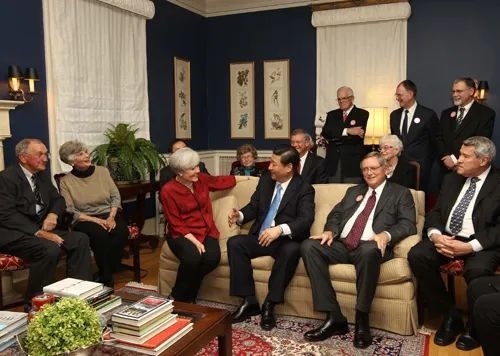 △2012年2月15日，習(xí)近平在前艾奧瓦州友好省州委員會委員蘭蒂夫人（左三）的家中回憶1985年訪問該地時的情景。