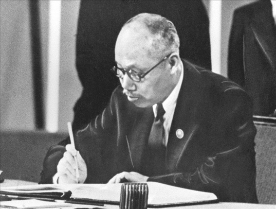 董必武在《聯(lián)合國憲章》上簽名。新華社發(fā)