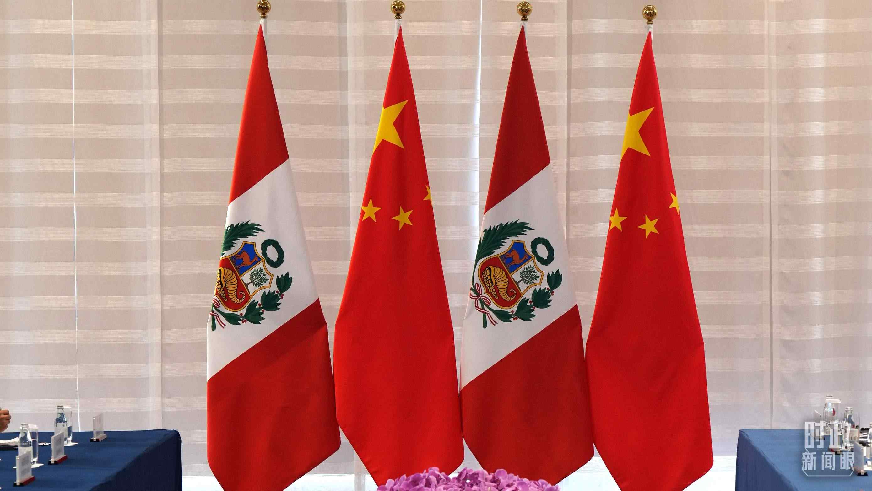 △會(huì)談現(xiàn)場(chǎng)的中秘兩國(guó)國(guó)旗。（總臺(tái)國(guó)廣記者李晉拍攝）