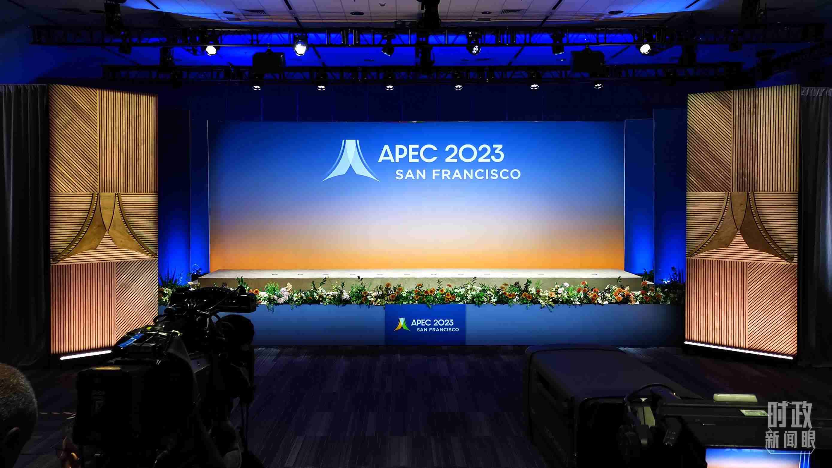 △16日，APEC領(lǐng)導(dǎo)人同東道主嘉賓在對(duì)話會(huì)前集體合影，圖為記者們?cè)诘却嫌伴_(kāi)始。（總臺(tái)央視記者石偉明拍攝）