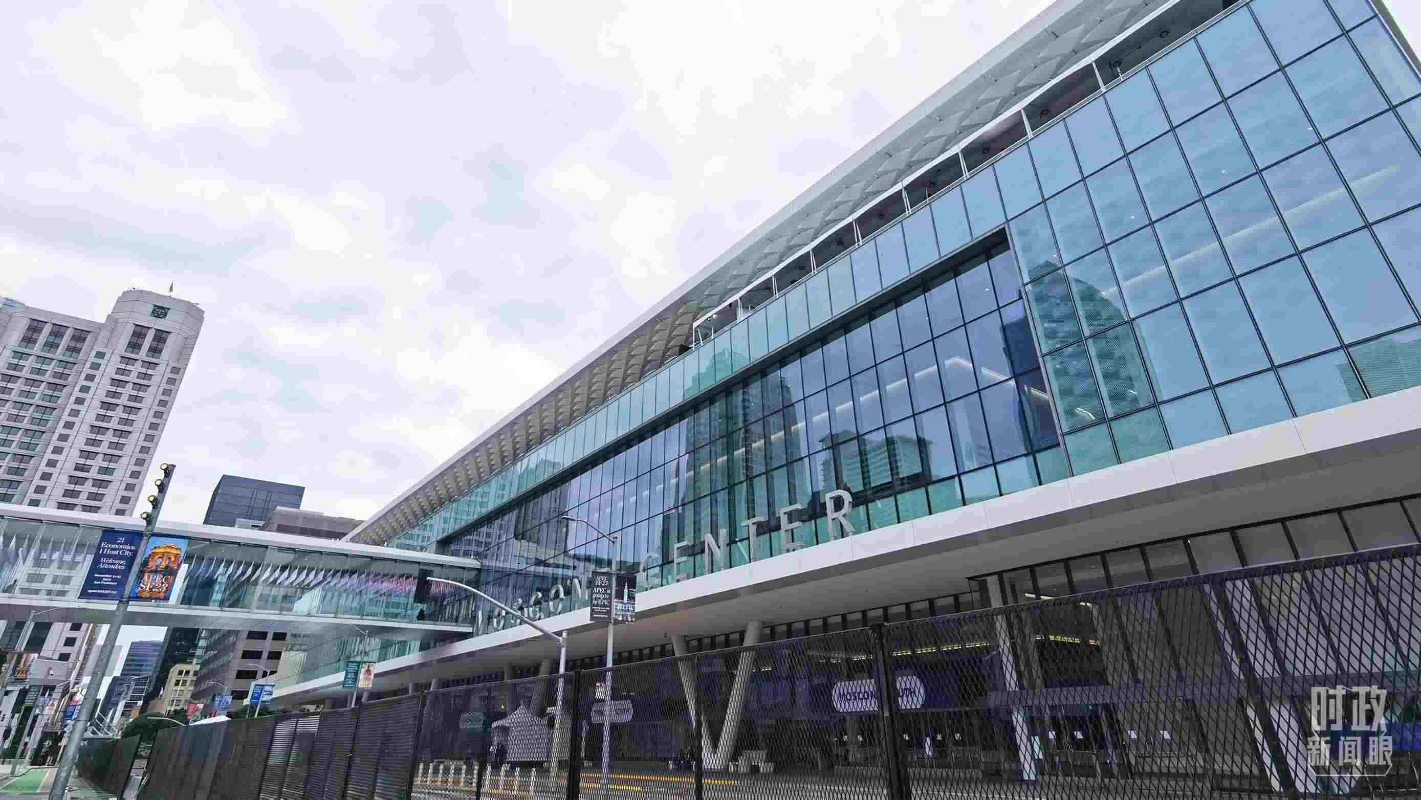 △美國(guó)舊金山，莫斯康中心，APEC第三十次領(lǐng)導(dǎo)人非正式會(huì)議在這里舉行。（總臺(tái)央視記者曹亞星拍攝）