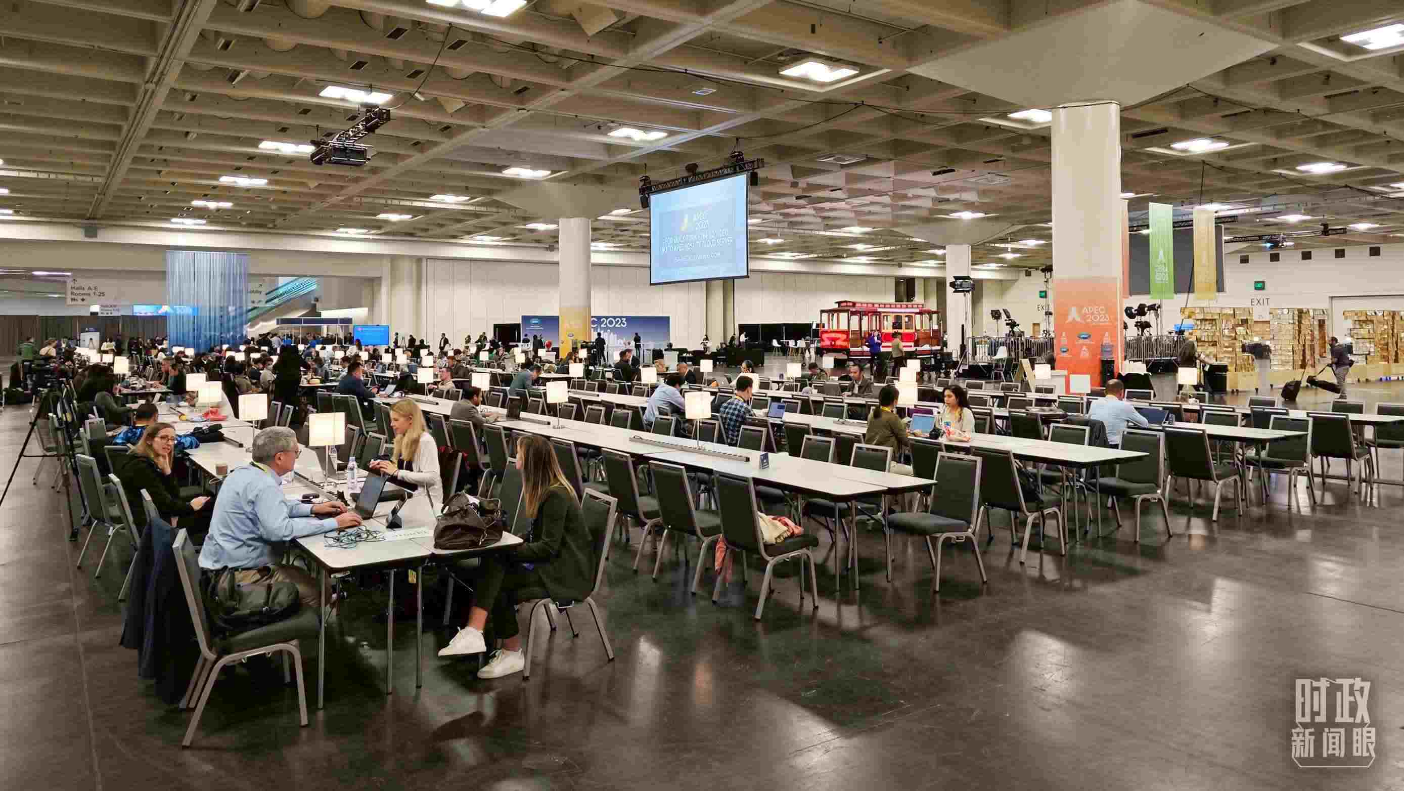 △APEC會(huì)議國(guó)際媒體中心，各國(guó)記者正在工作。（總臺(tái)央視記者王哈男拍攝）