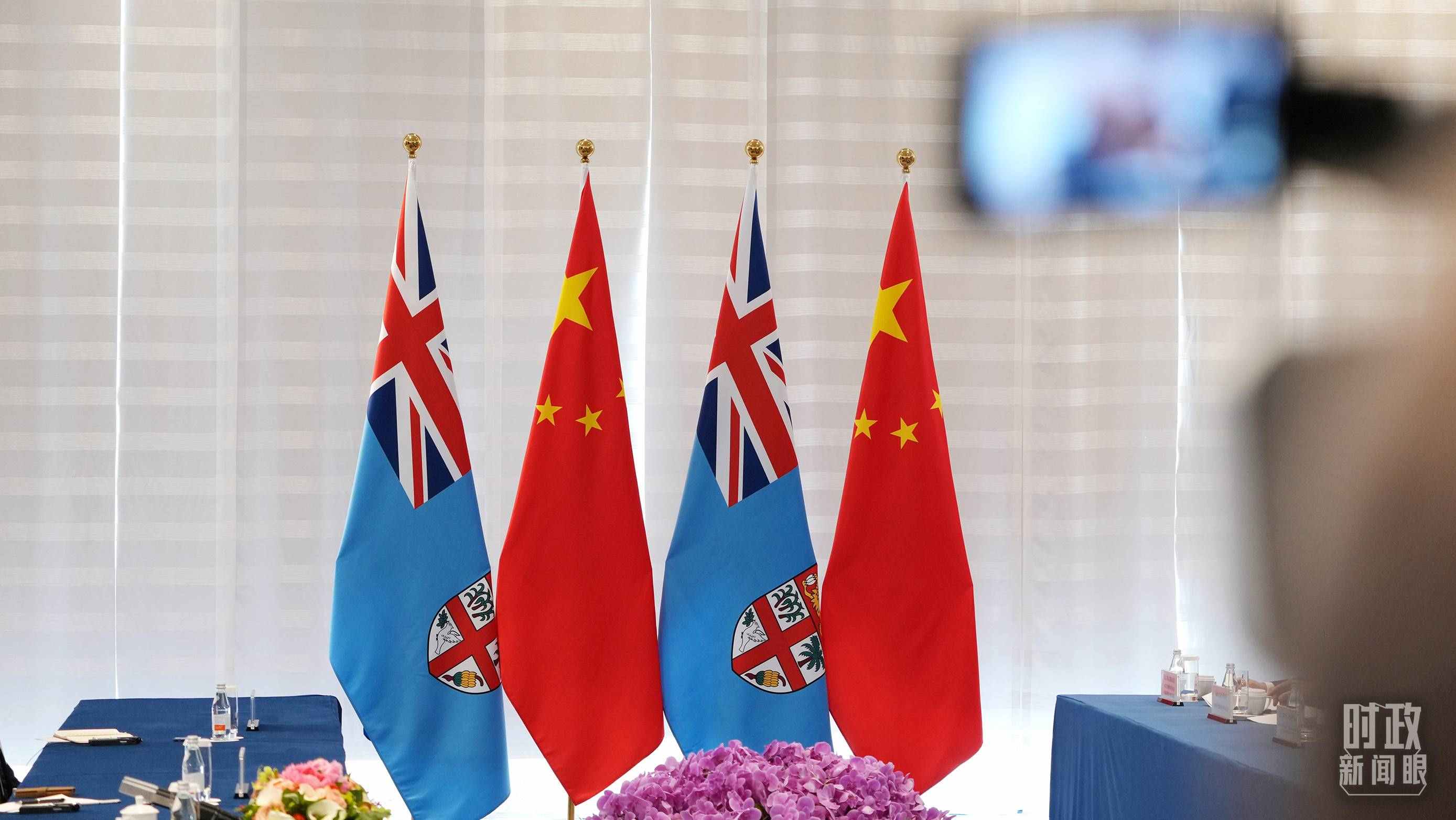 △會(huì)談現(xiàn)場(chǎng)的中斐兩國(guó)國(guó)旗。（總臺(tái)國(guó)廣記者李晉拍攝）