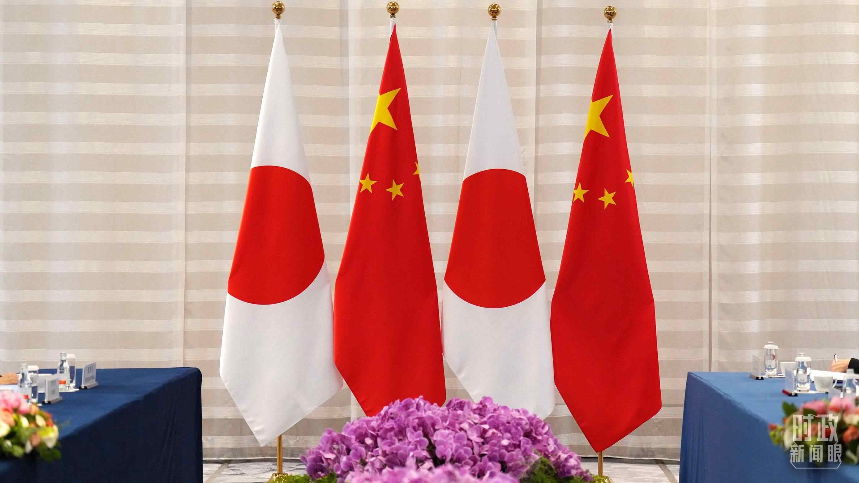 △會(huì)談現(xiàn)場(chǎng)的中日兩國(guó)國(guó)旗。（總臺(tái)國(guó)廣記者李晉拍攝）
