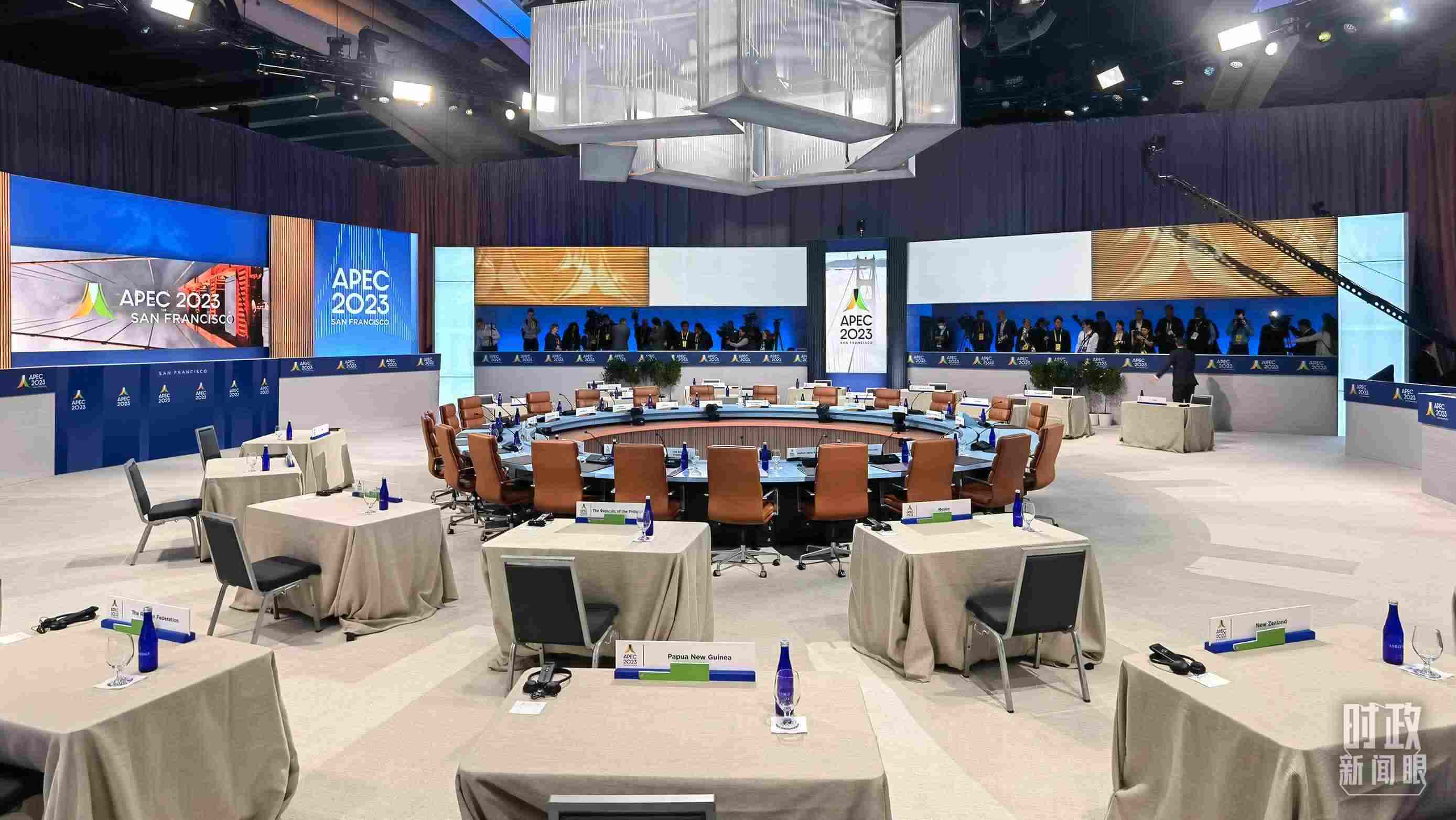 APEC第30次領(lǐng)導(dǎo)人非正式會(huì)議開(kāi)始前的會(huì)場(chǎng)。（總臺(tái)央視記者石丞拍攝）
