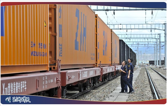 ｜｜新疆阿拉山口，中歐班列從這里經(jīng)過