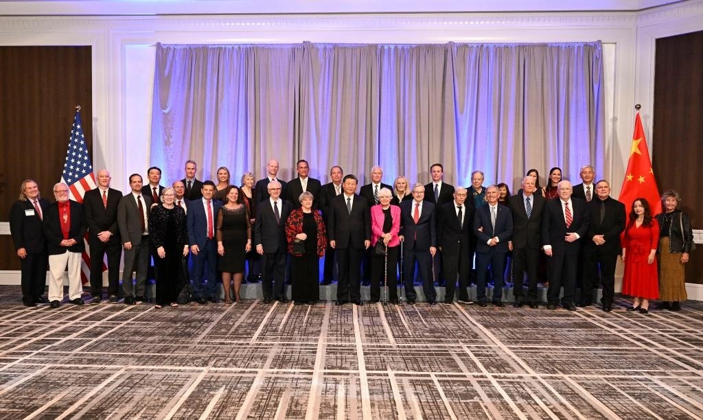 當(dāng)?shù)貢r(shí)間11月15日晚，國家主席習(xí)近平在美國舊金山出席美國友好團(tuán)體聯(lián)合舉行的歡迎宴會(huì)。這是宴會(huì)開始前，習(xí)近平會(huì)見飛虎隊(duì)和史迪威將軍后人、鼓嶺、艾奧瓦州、華盛頓州等方面友好人士代表，同他們親切交談并合影留念。