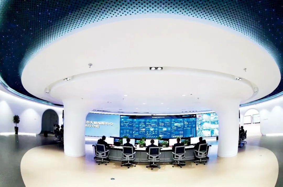 2021年2月2日，江西省撫州市東鄉(xiāng)區(qū)城市大腦指揮中心，工作人員通過城市大腦指揮平臺實時監(jiān)控、抓取、分析相關案件。