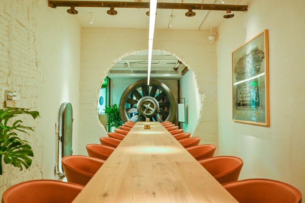 “絲聯(lián)166”園區(qū)內(nèi)保留工業(yè)遺存的咖啡館。（受訪者供圖）