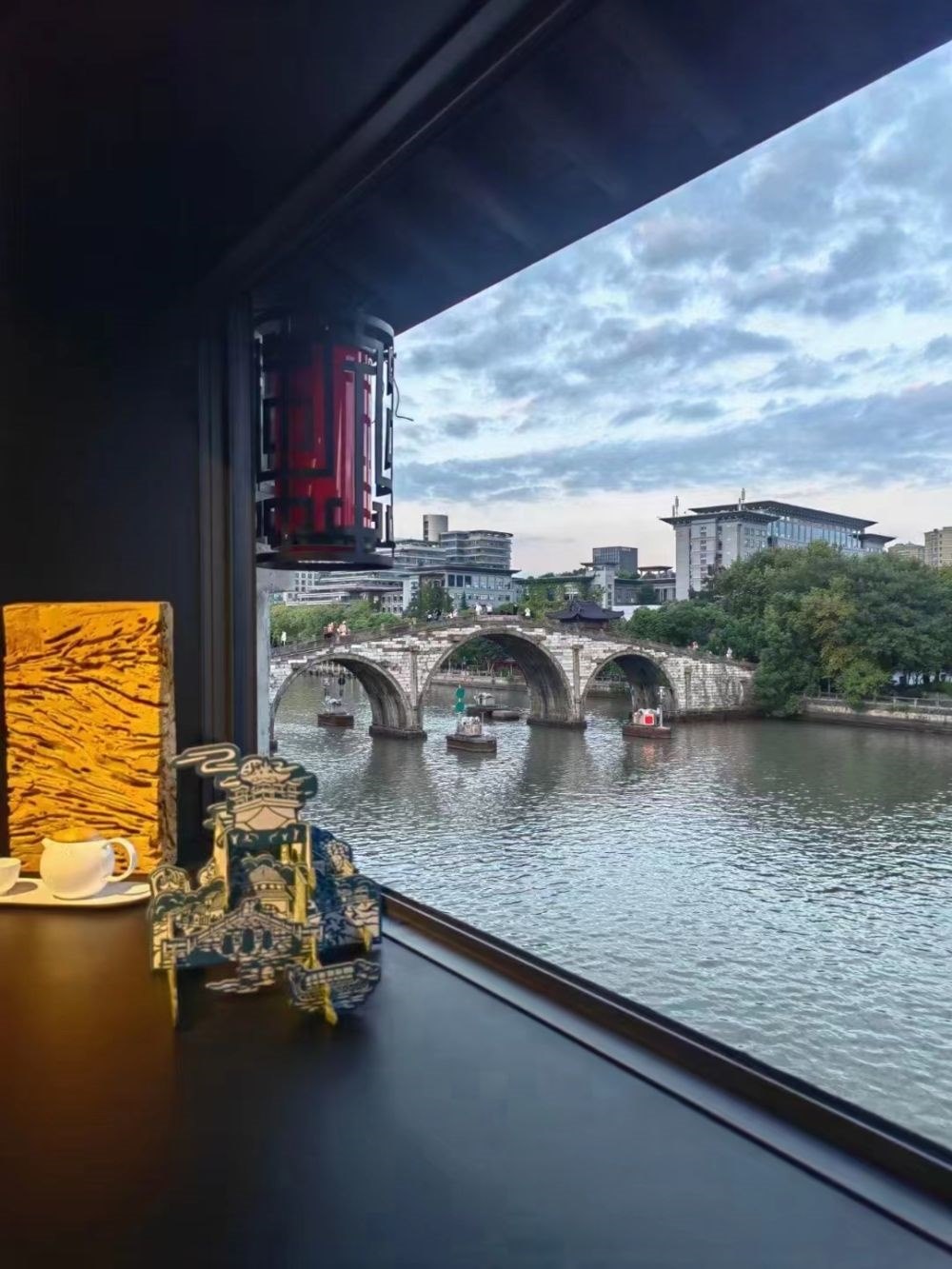 文創(chuàng)產(chǎn)品與拱宸橋。（受訪者供圖）