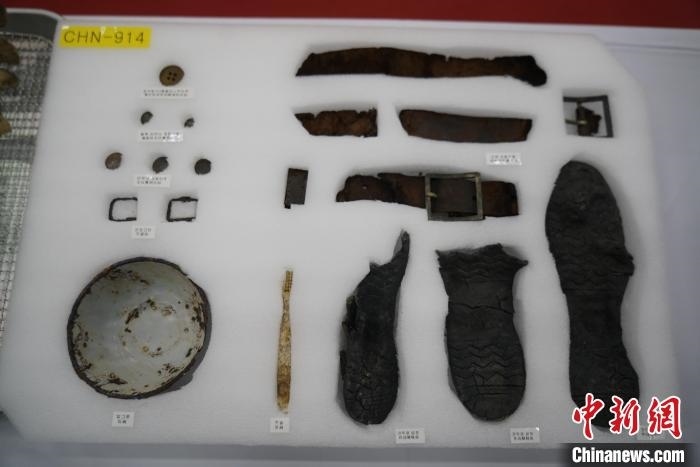 當?shù)貢r間11月22日上午，第十批在韓中國人民志愿軍烈士遺骸裝殮儀式在韓國舉行。圖為裝殮儀式現(xiàn)場拍攝的部分志愿軍烈士遺物。中新社記者劉旭 攝