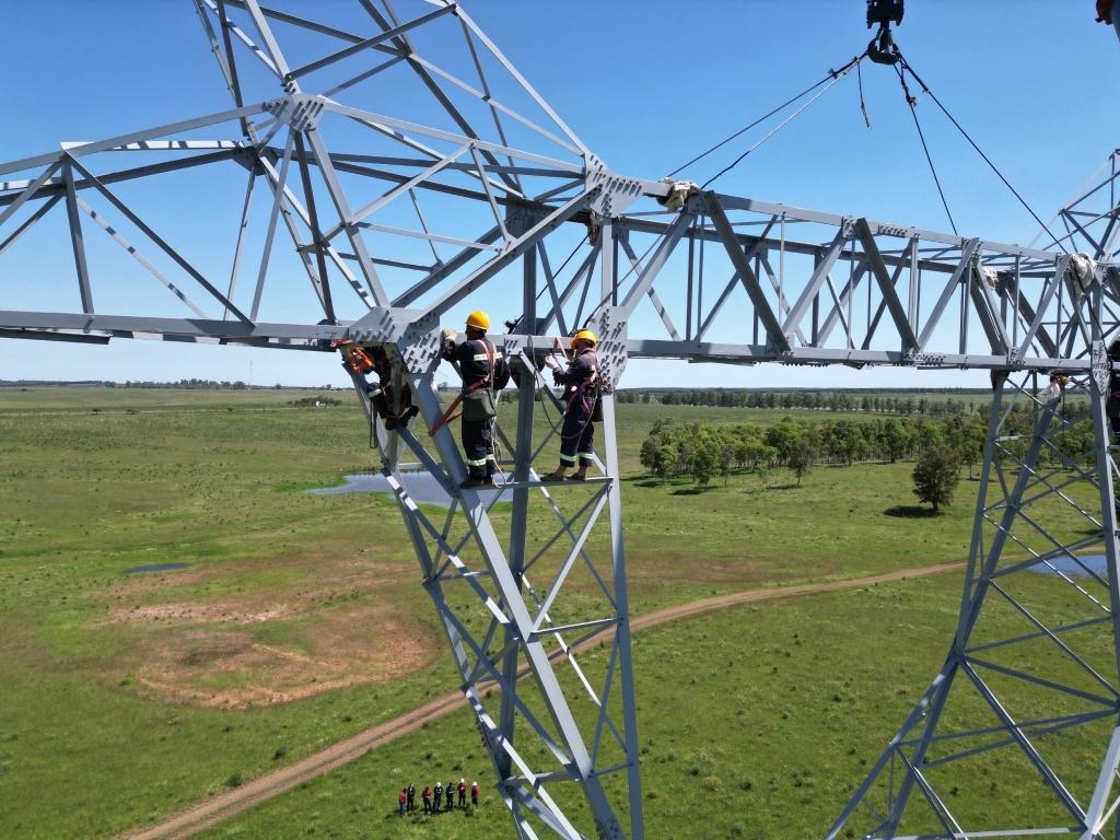這是2023年11月15日拍攝的位于烏拉圭派桑杜省烏拉圭500千伏輸變電環(huán)網(wǎng)閉合項(xiàng)目施工現(xiàn)場(chǎng)。