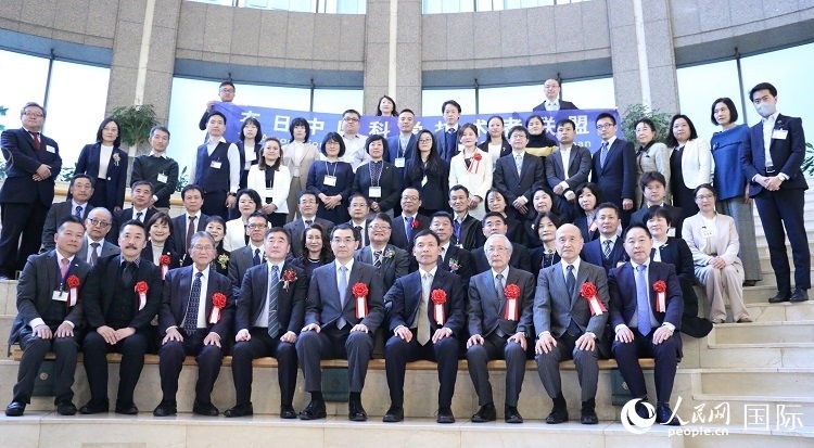 到場嘉賓與中國駐日本大使吳江浩合影留念。人民網(wǎng) 許可攝