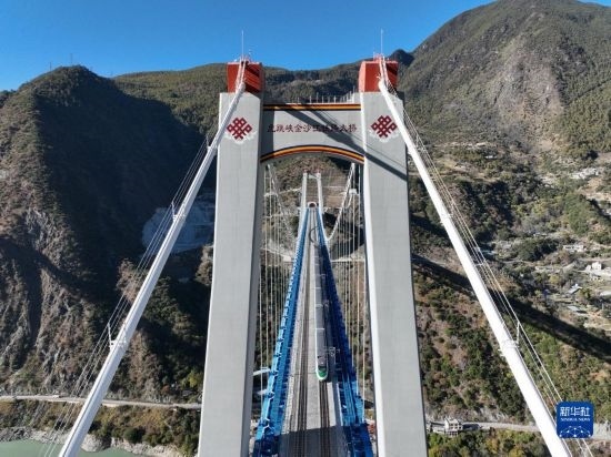 11月25日，列車通過麗香鐵路金沙江特大橋（無人機照片）。