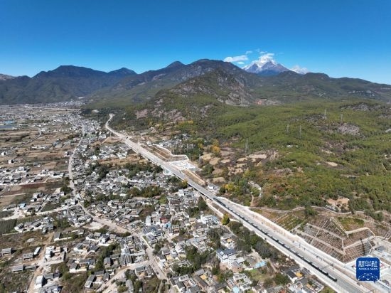 11月25日在麗江市境內(nèi)拍攝的即將開通的麗香鐵路（無人機照片）。