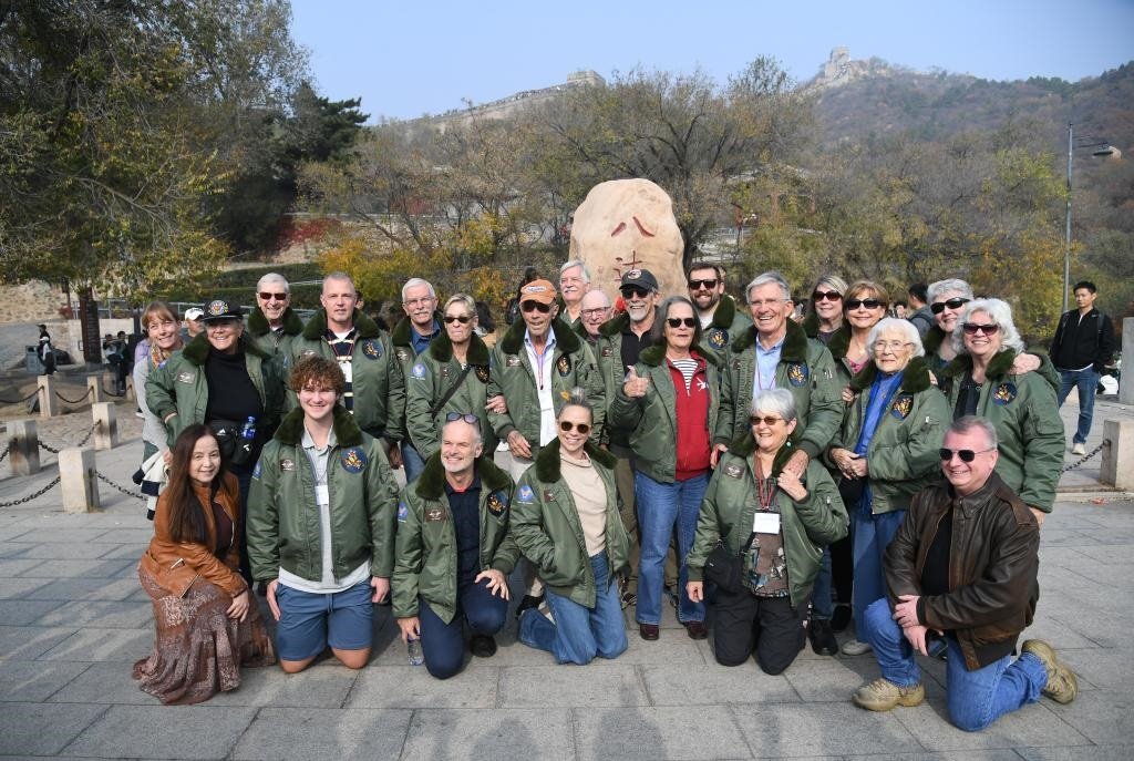 10月29日，飛虎隊(duì)老兵莫耶一行人在北京八達(dá)嶺長(zhǎng)城合影留念。當(dāng)日，美中航空遺產(chǎn)基金會(huì)訪華代表團(tuán)成員陸續(xù)抵達(dá)北京。新華社記者任超攝