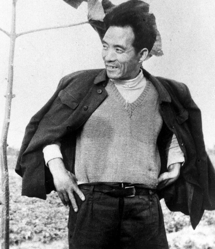 這是焦裕祿當年滿懷豪情地在泡桐樹前留影。新華社發(fā)（1990年5月10日發(fā)）