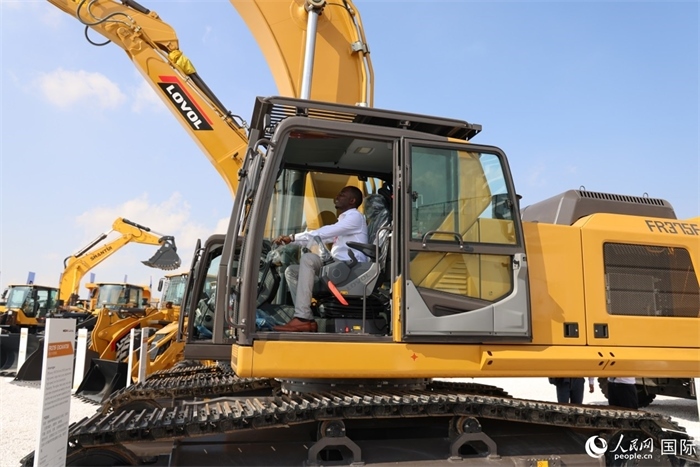 嘉賓參觀體驗山東重工產(chǎn)品。人民網(wǎng)記者 任皓宇攝