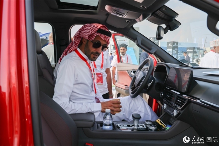 嘉賓參觀體驗山東重工產(chǎn)品。人民網(wǎng)記者 任皓宇攝