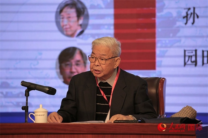 北京外國(guó)語(yǔ)大學(xué)北京日本學(xué)研究中心原主任嚴(yán)安生發(fā)表主旨演講。人民網(wǎng)記者 張麗婭攝