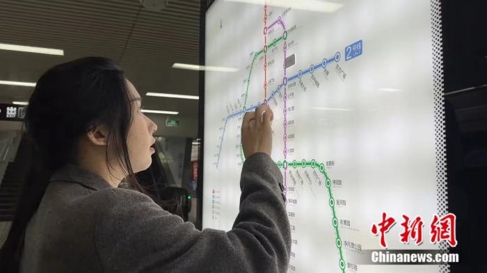 李佳夢正在坐地鐵。呂盛楠 攝