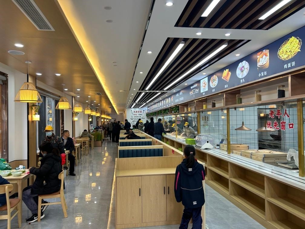 位于安徽合肥市瑤海區(qū)和平路街道綠苑社區(qū)的社區(qū)老年大食堂。(綠苑社區(qū)供圖)