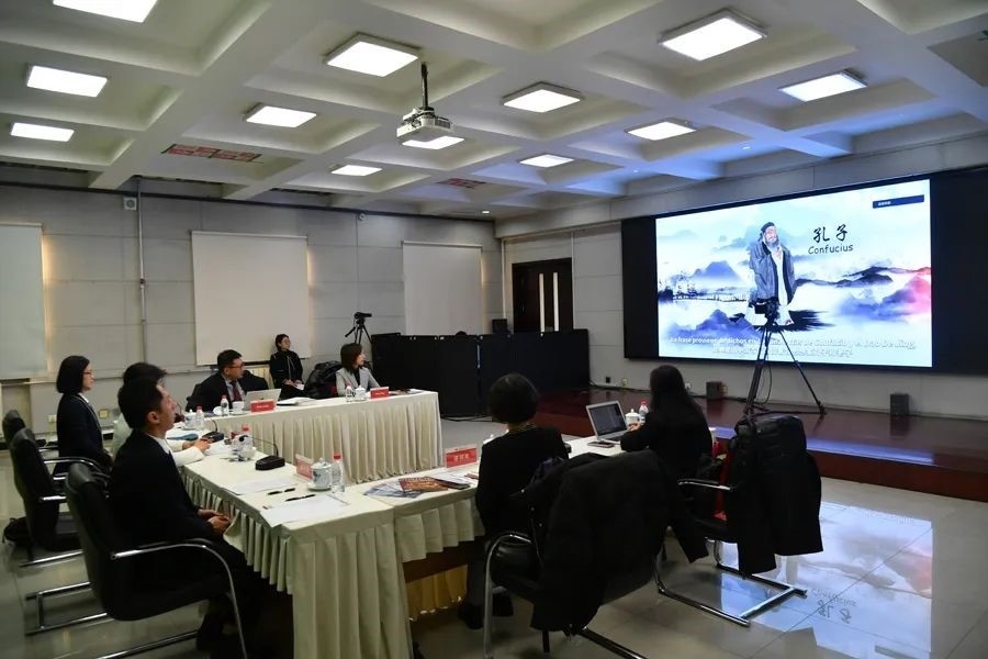 與會(huì)嘉賓觀看由美洲中心策劃制作的“一帶一路”主題視頻節(jié)目《習(xí)語(yǔ)用典——大道不孤 眾行致遠(yuǎn)》。