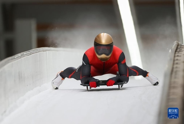 11月25日，天津隊(duì)選手閆文港在比賽中抵達(dá)終點(diǎn)。新華社記者 王楷焱 攝