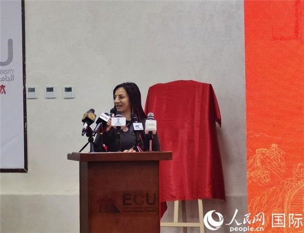 埃及中國(guó)大學(xué)副董事長(zhǎng)索娜塔致辭。人民網(wǎng)記者 沈小曉攝