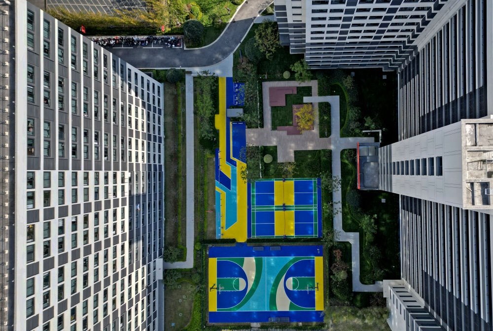 社區(qū)內的運動場地設施（無人機照片）。