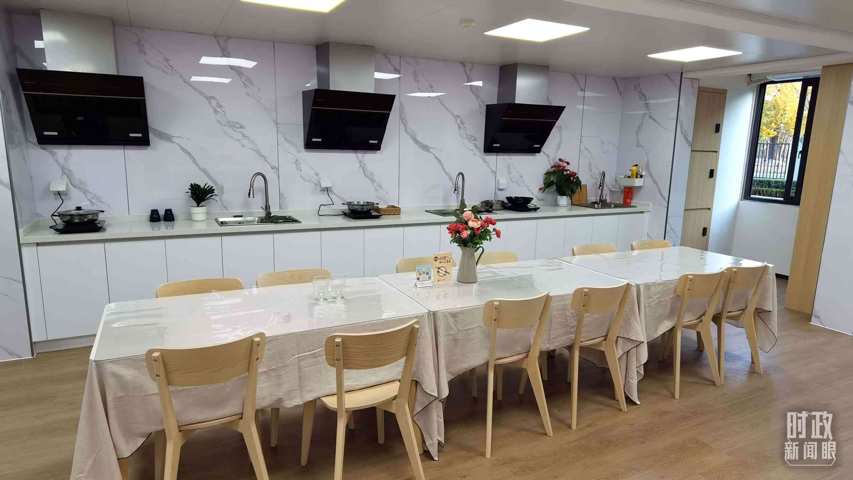 △閔行區(qū)新時(shí)代城市建設(shè)者管理者之家內(nèi)的共享廚房。（總臺(tái)央視記者郭鴻拍攝）