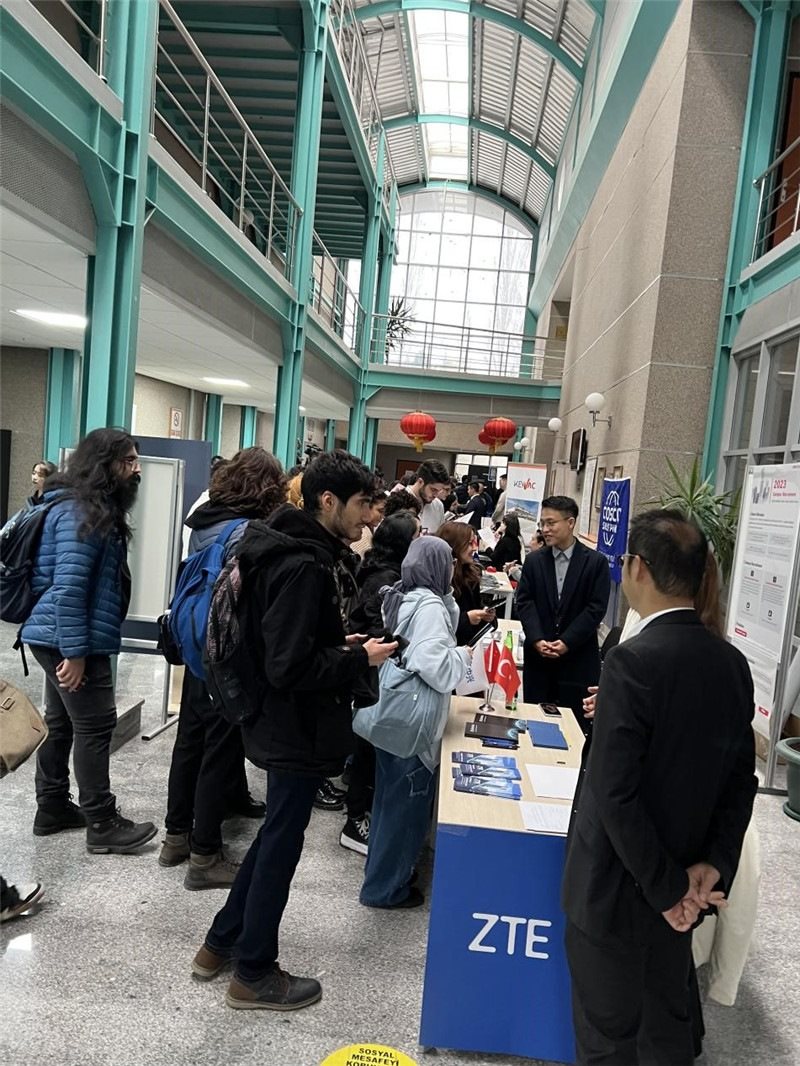 土耳其大學(xué)生在中企展臺交流。主辦方供圖