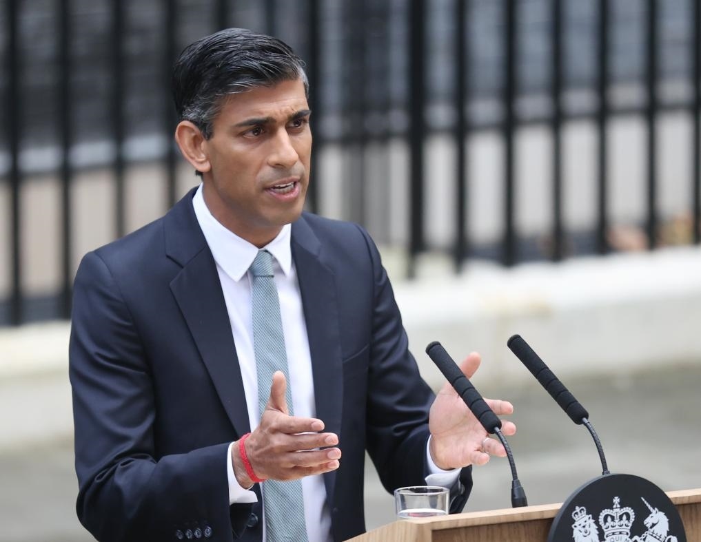 2022年10月25日，里?！ぬK納克在英國倫敦唐寧街10號首相府前發(fā)表講話。新華社記者李穎攝