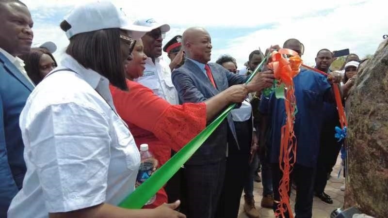 嘉賓為學(xué)校剪彩。主辦方供圖