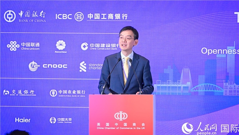 1. 英國中國商會會長、中國銀行倫敦分行行長方文建 致歡迎辭。郭錦標攝_副本