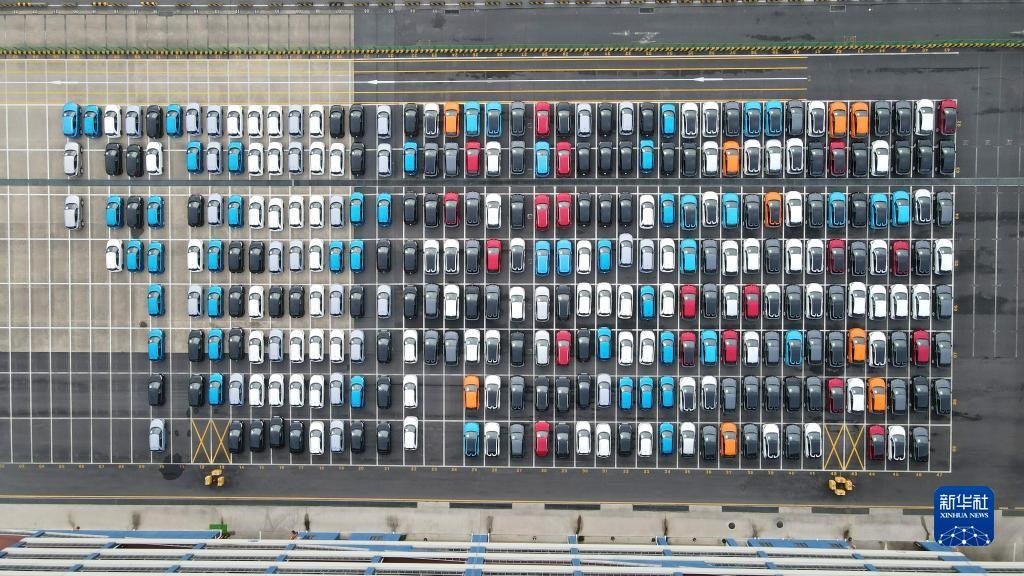 這是2023年7月9日在上海外高橋海通汽車碼頭拍攝的等待裝船運(yùn)往澳大利亞的上汽MG品牌汽車和新能源車（無人機(jī)照片）。新華社記者 方喆 攝