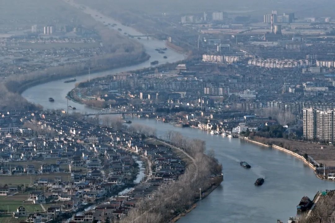 2月16日，貨船行駛在京杭大運河江蘇寶應(yīng)段。新華社發(fā)（沈冬兵攝）