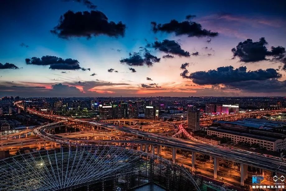 傍晚時刻的上海立交橋。新華網(wǎng)發(fā) 田橫 攝