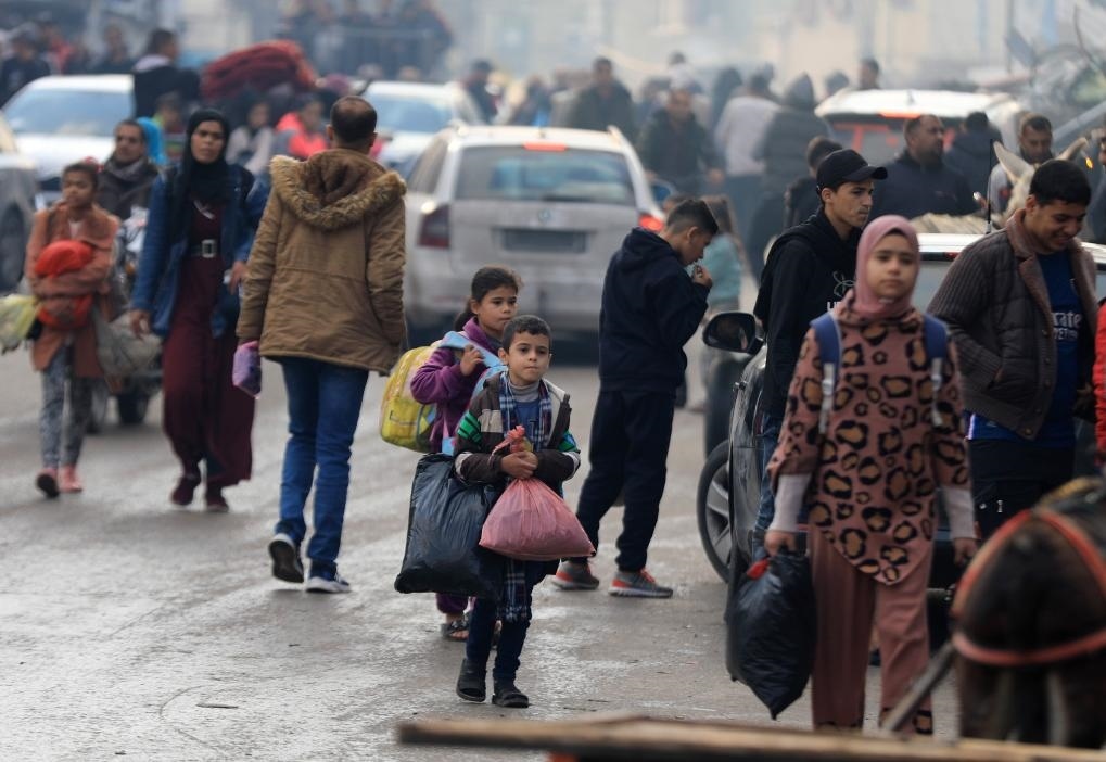 12月1日，在加沙地帶南部城市汗尤尼斯，人們在以軍恢復(fù)軍事行動后逃離家園。新華社發(fā)（亞西爾·庫迪攝）