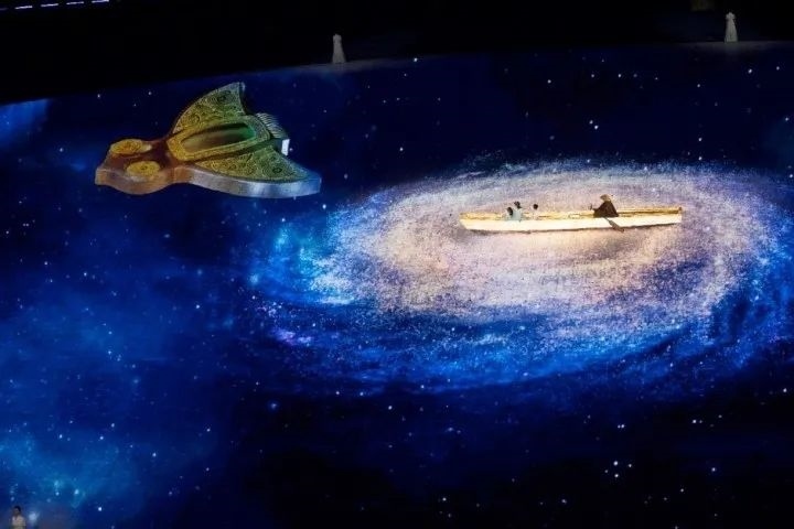 杭州第4屆亞殘運會閉幕式上，吉祥物飛飛幻化回良渚玉鳥的模樣，盤旋于夜色之中。記者 倪雁強 董旭明 攝