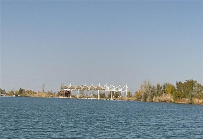 2023年11月1日，督察組拍攝到弱水花海景區(qū)建有人工湖及水上游樂設(shè)施。（中央第四生態(tài)環(huán)境保護督察組供圖）