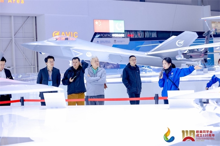 參會(huì)嘉賓和留學(xué)歸國人員參觀珠海太空中心。主辦方供圖