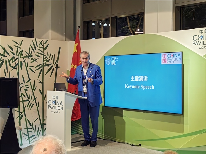 意大利都靈理工大學(xué)終身教授岡特·鮑利發(fā)言。COP28中國角供圖