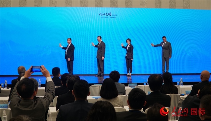 嘉賓共同啟動(dòng)“何以文明”日本特展體驗(yàn)暨2024年總臺(tái)春晚宣介區(qū)。人民網(wǎng) 蔣曉辰攝