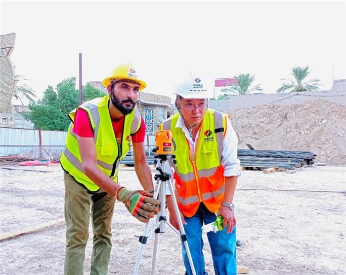 中伊工人在施工中。中國電建供圖