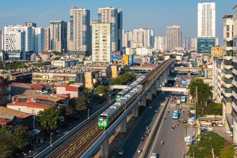 2021年12月1日，在越南首都河內(nèi)，列車在吉靈-河?xùn)|輕軌線上行駛。新華社發(fā)（中鐵六局河內(nèi)輕軌項目部供圖）