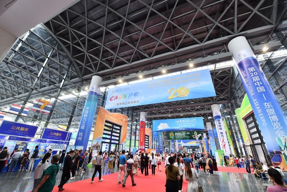 2023年9月18日，參觀者在第二十屆中國—東盟博覽會東盟商品展區(qū)選購商品。新華社記者 黃孝邦 攝