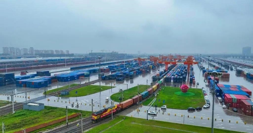 △2023年9月28日，中歐班列長安號第20000列從陜西西安國際港站開出。