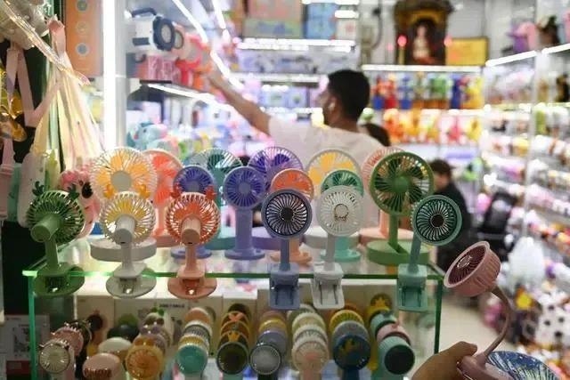 △近期，客商在浙江義烏國際商貿(mào)城采購商品。