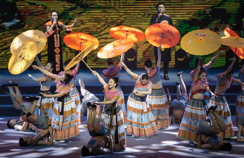 2023年1月18日，以“同心筑厚誼 攜手共發(fā)展”為主題的2023年中越跨國春節(jié)聯(lián)歡晚會在云南省紅河哈尼族彝族自治州河口瑤族自治縣舉行，越南老街省民族藝術(shù)歌舞團的演員在晚會上表演歌舞《漂浮在云端的節(jié)日》。新華社記者 胡超 攝